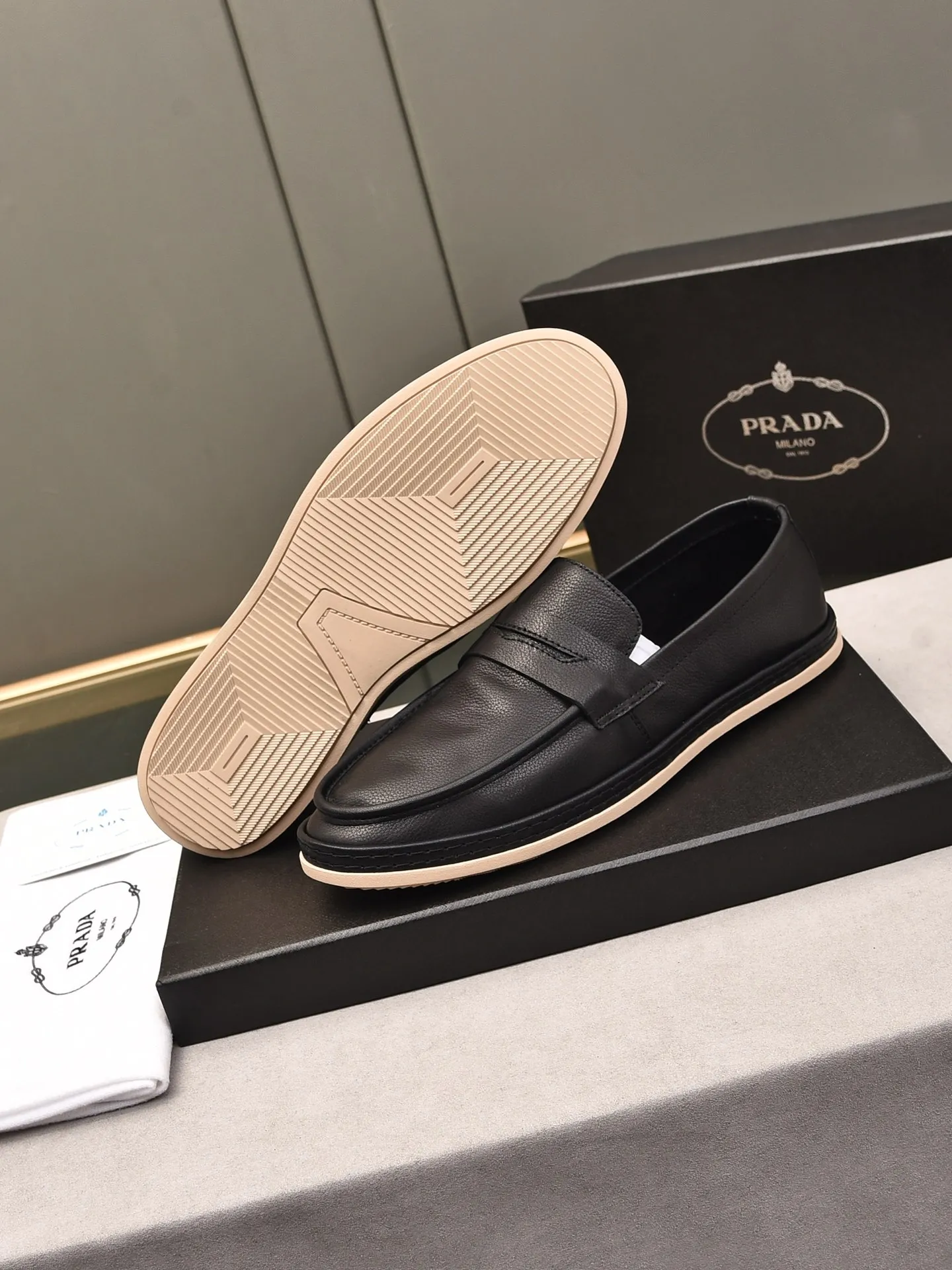 👟👟👟Men's Shoes💰P420 🆕🔥New Updates🔥👟PRADA (Prada) new products are released, imported soft cowhide, fashionable to allow air to penetrate the entire shoe, and the awesome shoes [strong] bring an extremely comfortable and breathable feeling! Beautiful inside and out! Exquisite workmanship, top-grade cowhide material, 😌Number: 38~44, black and white color options.